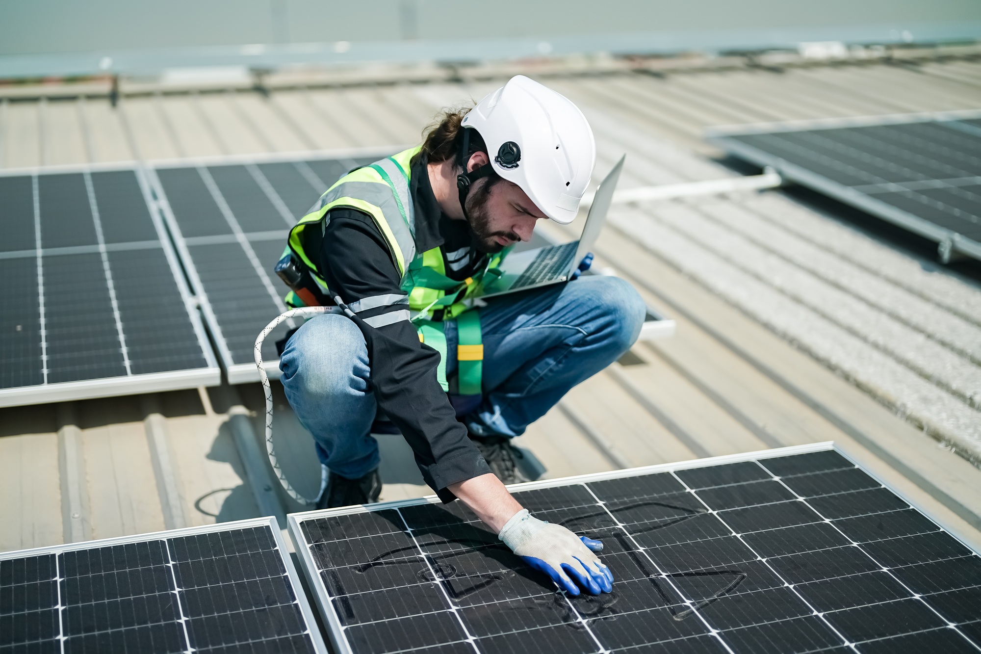 Off-grid solar power plants